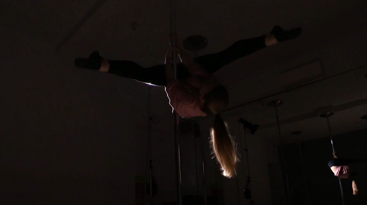Zofia Peszek trenuje pole dance