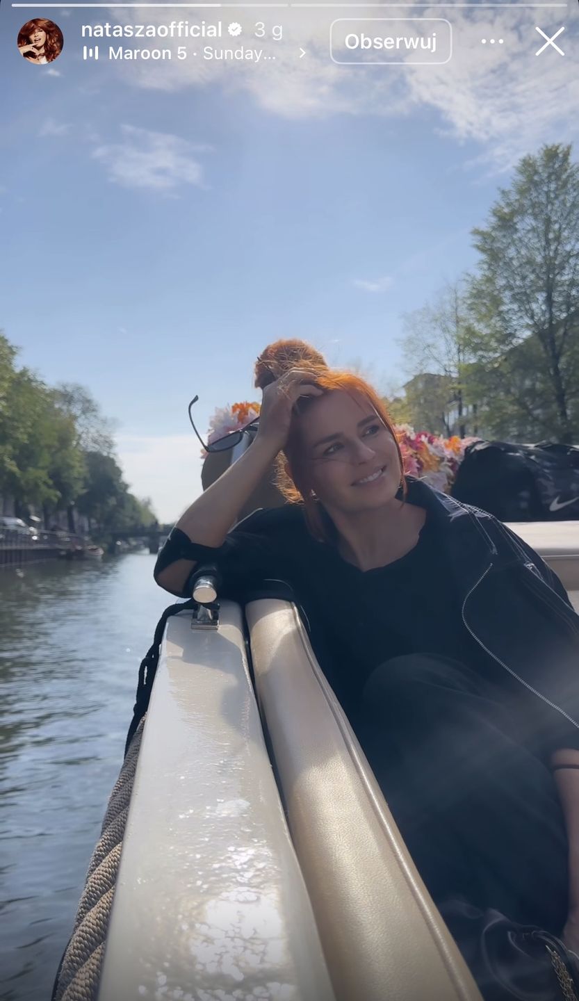 Natasza Urbańska dokumentuje odpoczynek na łódce 