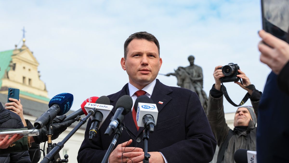 Warszawa, 18.03.2025. Wybory Prezydenta RP 2025 - kampania. Poseł Konfederacji, kandydat ugrupowania w wyborach na prezydenta RP Sławomir Mentzen (C) podczas konferencji prasowej po zakończeniu spotkania z prezydentem RP Andrzejem Dudą w Pałacu Prezydenckim w Warszawie, 18 bm. (amb) PAP/Szymon Pulcyn