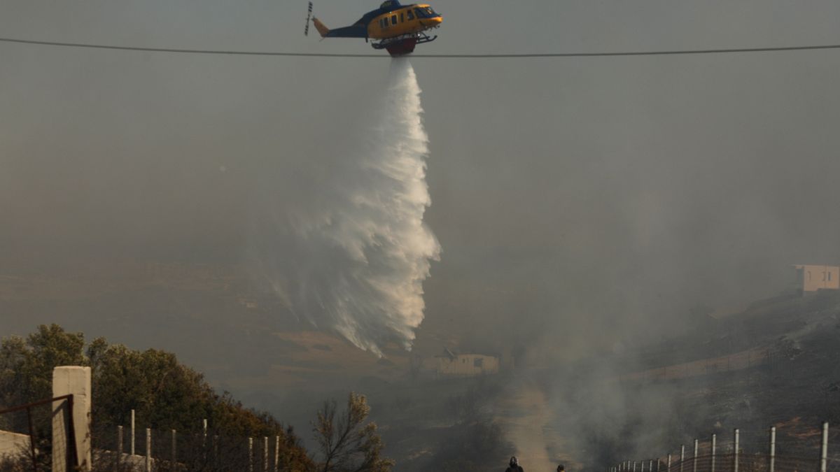 Strażacy walczą z pożarem w pobliżu Palaia Fokaia