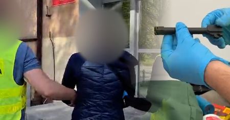 Dwie lufy Parabellum w bagażu. Podróżna tłumaczyła się "przysługą"