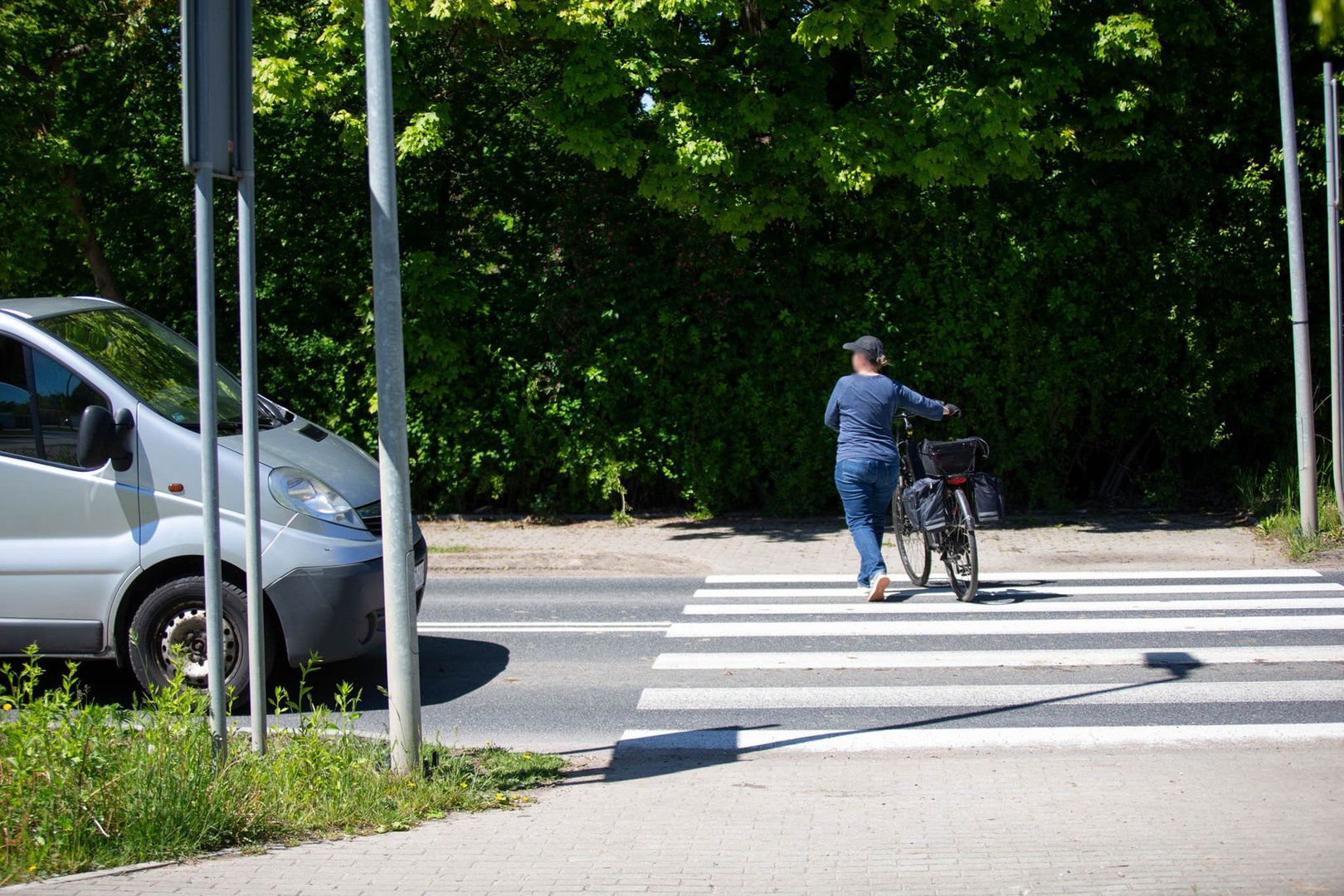 Przejście dla pieszych u zbiegu ulic Kaszubskiej, Owocowej i Drzymały.