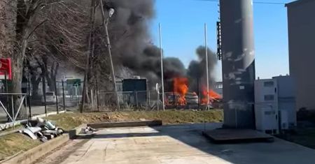 [WIDEO] Mimo wysiłku strażaków spłonęły trzy samochody – pożar zaczął się od traw