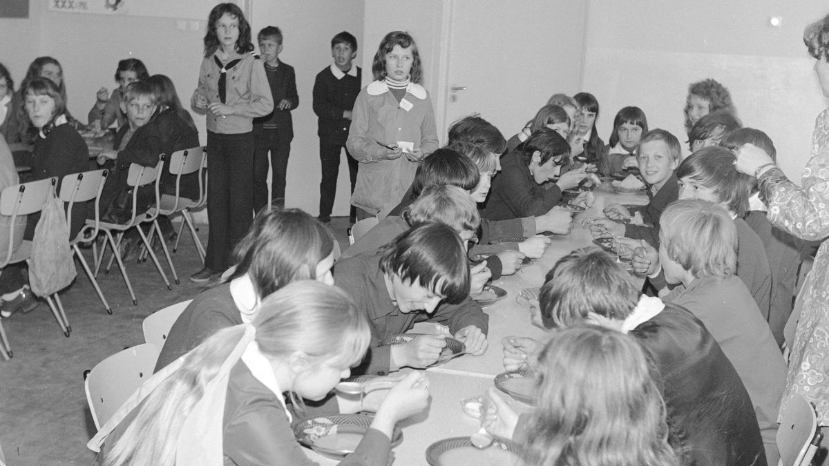 Stołówka z dawnych lat. (fot. Narodowe Archiwum Cyfrowe)