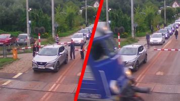 Utknęła autem na torach. Tak zachowali się kierowcy. Nagranie