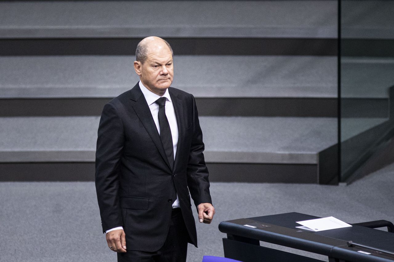 Olaf Scholz ogłosił radykalną zmianę podejścia Niemiec do kwestii obronności i przekazywania broni na tereny wojenne (Photo by Florian Gaertner/Photothek via Getty Images)