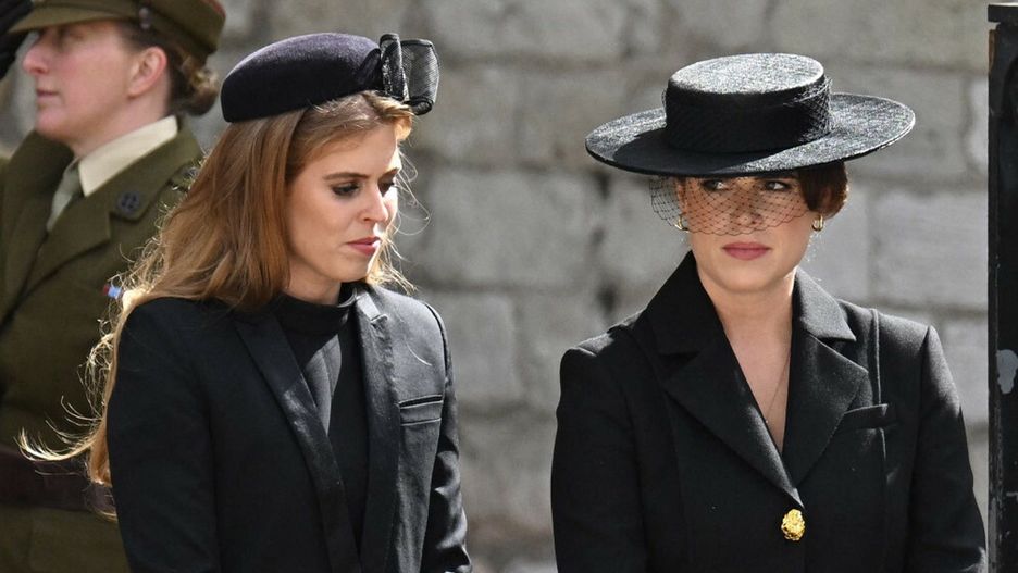 Po wyjściu z kościoła Beatrice i Eugenia czekały na trumnę