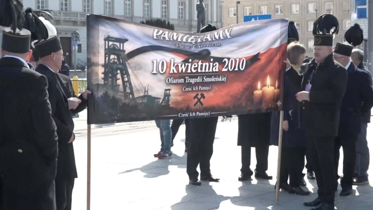 Górnicy przed pomnikiem smoleńskim. Zaskakujące, co puścili z głośników w rocznicę