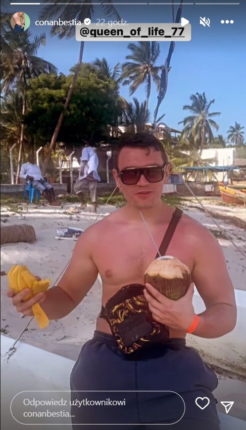 Conan Kaźmierski pokazał klatę i kokosy