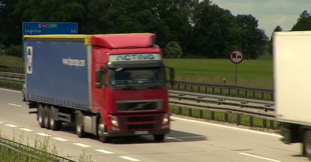 Koniec z “wyścigami słoni” na autostradach. W życie wchodzi zakaz wyprzedzania dla ciężarówek