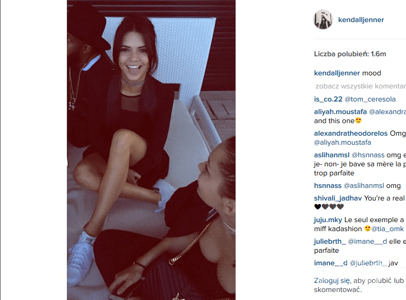 Kendall Jenner lubi białe trampki. Chodzi w butach Adidas, model Stan Smith (fot. Instagram)