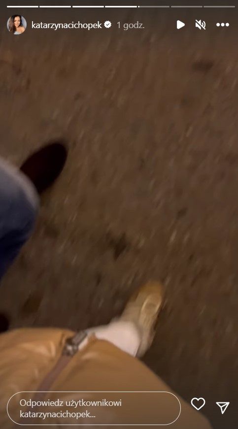 Kasia Cichopek i Maciej Kurzajewski na spacerze z córką