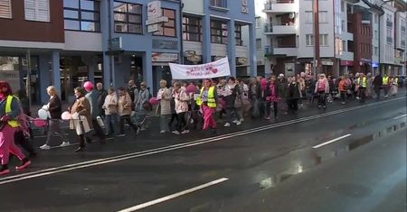 Ulicami Koszalina przeszedł Marsz Różowej Wstążki promujący profilaktykę raka piersi