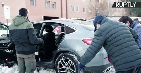 Wolontariusze wykorzystują prywatne samochody, aby pomóc pacjentom dostać się do szpitali w zasypanym śniegiem Madrycie
