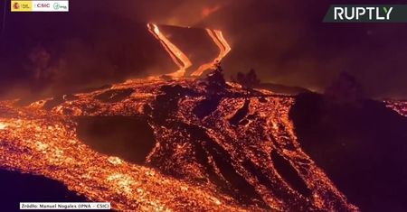 Szeroki strumień lawy z wulkanu Cumbre Vieja płynie w pobliżu miasta La Laguna