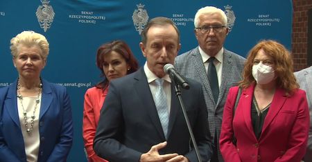 “Cisną się na usta słowa o przebierańcach w togach” – marszałek senatu o “konsultacjach” Dworczyka z Przyłębską