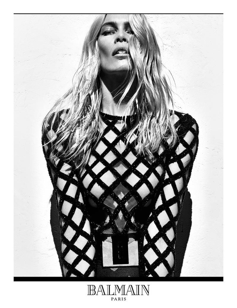 Na zdj. Claudia Schiffer. Kampania Balmain wiosna-lato 2016 (fot. Steven Klein/Balmain)