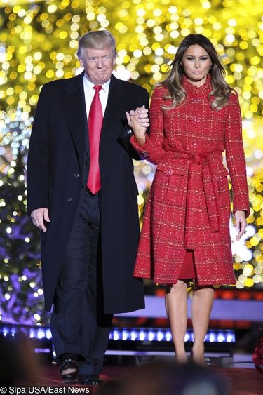 Melania Trump i Donald na zapaleniu choinki przed Białym Domem