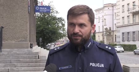 Nie zatrzymał się do kontroli, uciekał i potrącił policjantów. 50-letni kierowca był nietrzeźwy