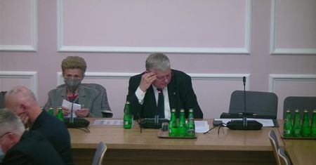 “PiS fałszuje historię”. Opozycja wyszła z posiedzenia komisji M. Suskiego
