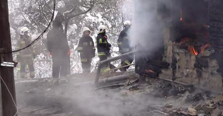 Nie żyje 14-letnia dziewczynka, a trzy osoby trafiły do szpitala po pożarze domu w Małopolsce