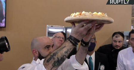Cztery sery to przeżytek. Paryski szef pobił rekord Guinnessa swoją pizzą z 834 serami.