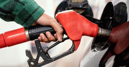 Ta ukryta funkcja pistoletu na stacji paliw znacznie ułatwi Ci tankowanie