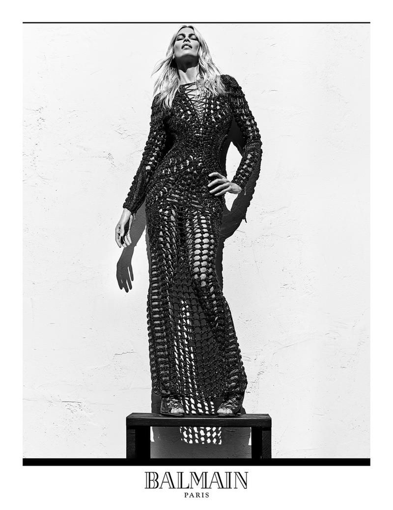 Na zdj. Claudia Schiffer. Kampania Balmain wiosna-lato 2016 (fot. Steven Klein/Balmain)