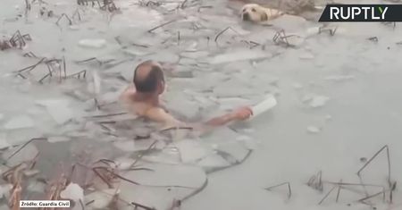 Wskoczyli do zamarzniętego stawu, by uratować uwięzionego psa.