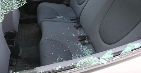Co najmniej 20 aut z wybitymi szybami. Kaliska policja szuka sprawcy