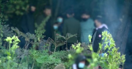 Uchodźcy koczują na granicy polsko-białoruskiej. Organizacje pozarządowe apelują o pomoc dla nich.