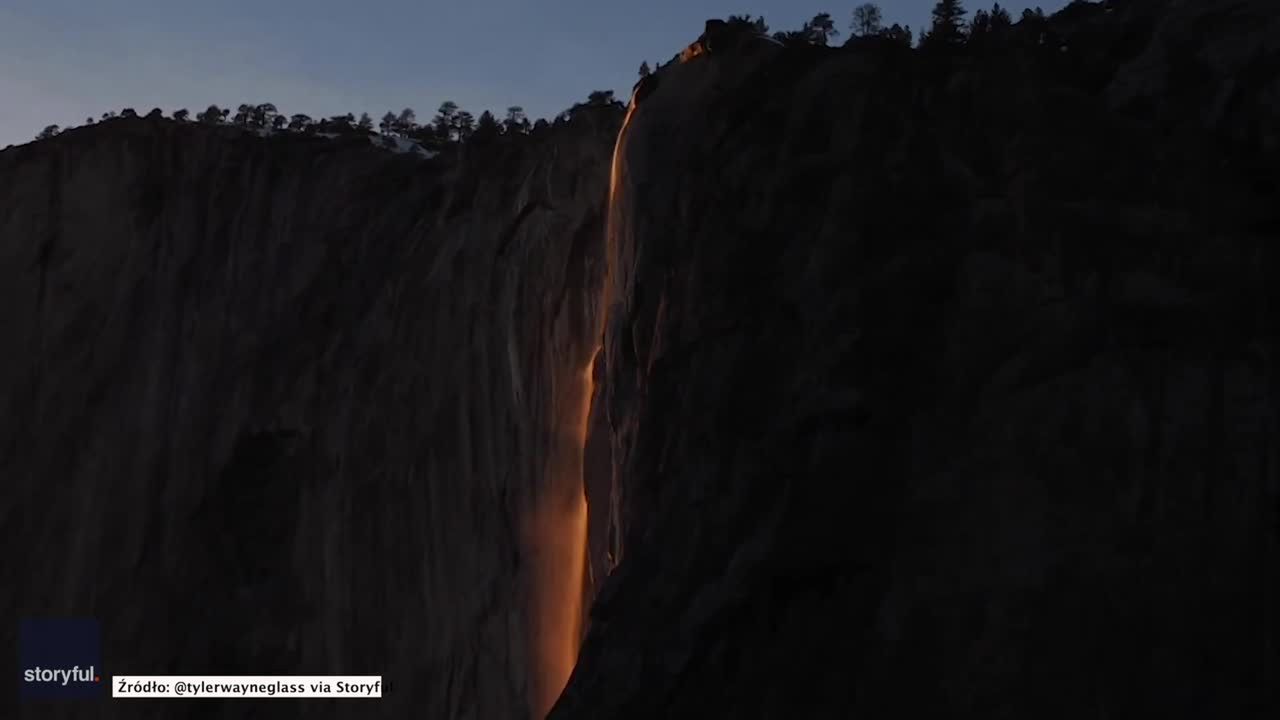 Słońce oświetliło wodospad w Parku Narodowym Yosemite. Wygląda jak z ognia!