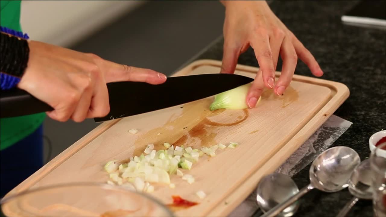 Nietypowe zastosowania cebuli. Na co pomaga?