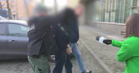 Dwa ciała na klatce schodowej w Łodzi. Zarzuty dla 35-latka, który twierdzi, że “zobaczył demony”