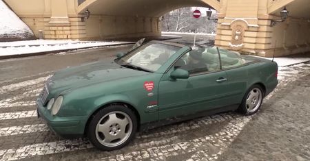 Prawie 300 tys. kilometrów na karku i prawie jak nowy. Nie, to nie kpiny z nieuczciwych handlarzy, to perfekcyjnie odnowiony Mercedes-okularnik cabrio na aukcji WOŚP