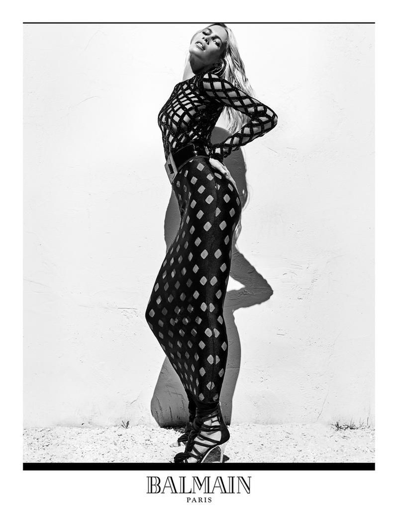 Na zdj. Claudia Schiffer. Kampania Balmain wiosna-lato 2016 (fot. Steven Klein/Balmain)