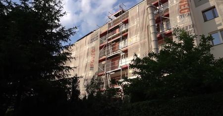 96-letnia kobieta spadła z balkonu w remontowanym budynku. Zmarła w szpitalu