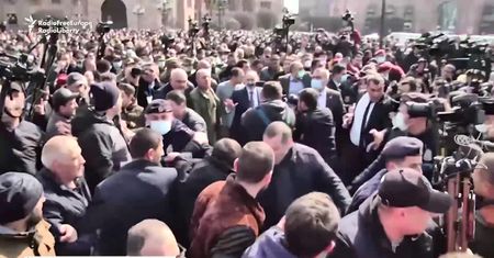 Próba wojskowego puczu w Armenii. Armia wezwała premiera do dymisji