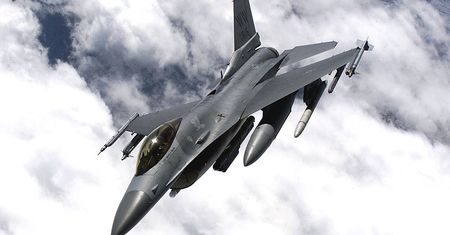 Amerykański F-16 runął na ziemię