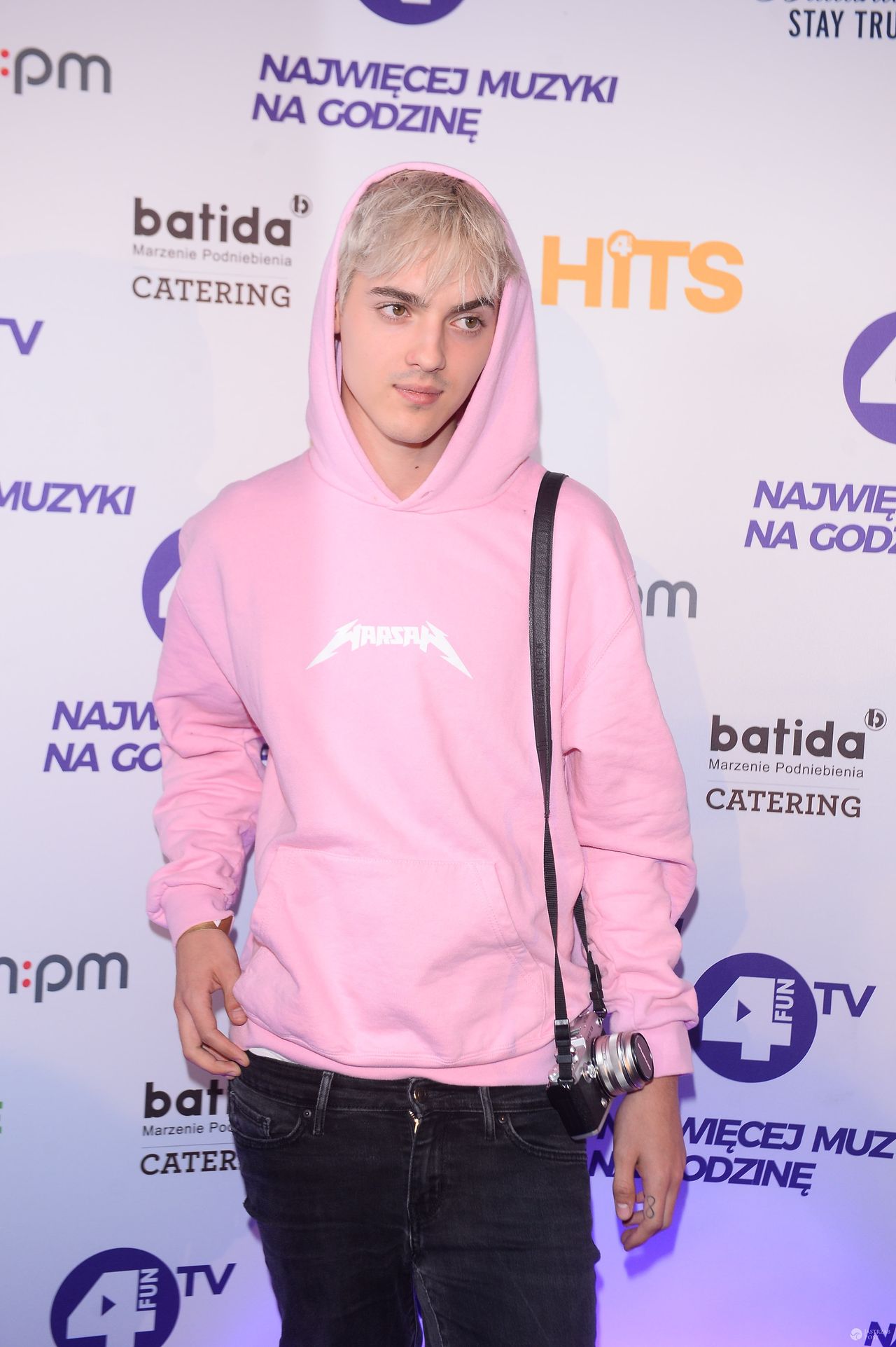 Radek Pestka w różowej bluzie na imprezie stacji muzycznej