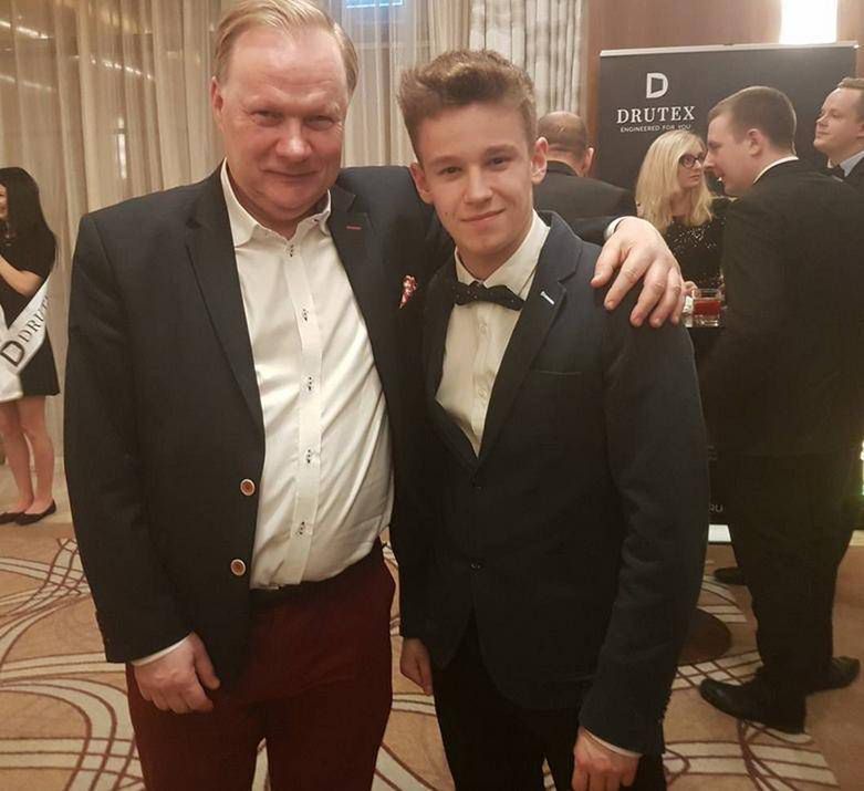 Xavier Wiśniewski i Paweł Wójcik (partner Mandaryny) na gali tygodnika Piłka Nożna