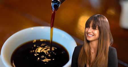 Ania Lewandowska robi rozgrzewającą kawę jak najlepszy barrista. Podstawą są aromatyczne dodatki