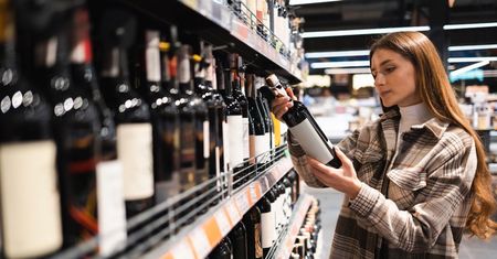 Mężczyźni wstydzą się kupować takie wino. Powód może zaskakiwać