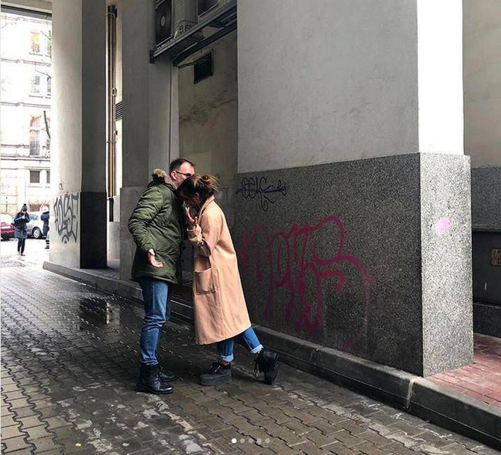 Natalia Szroeder w objęciach przyjaciela