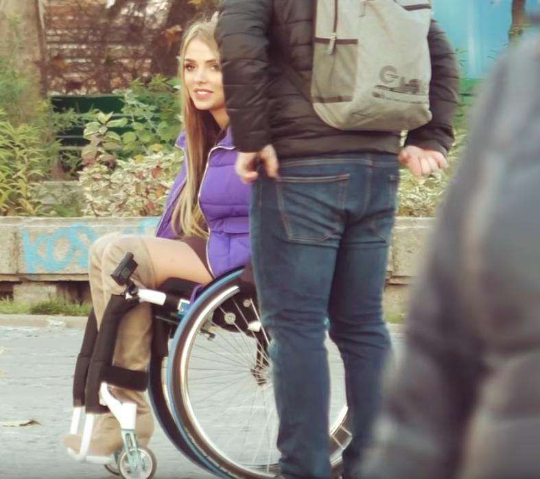 Mamiko jeździ na wózku i podrywa mężczyzn