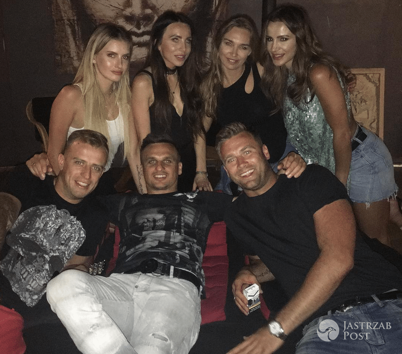 Artur Boruc z paczką papierosów