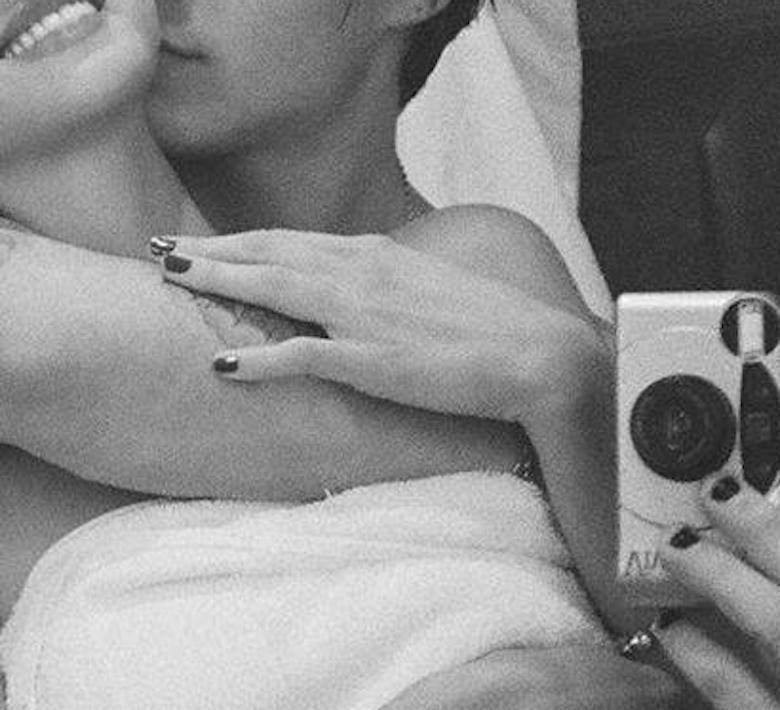 Brooklyn Beckham ma czarny manicure