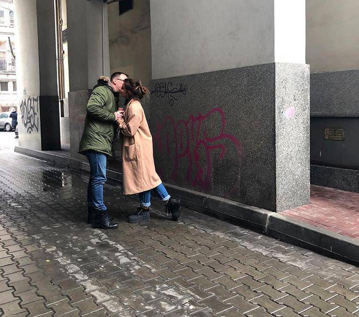 Natalia Szroeder w objęciach przyjaciela