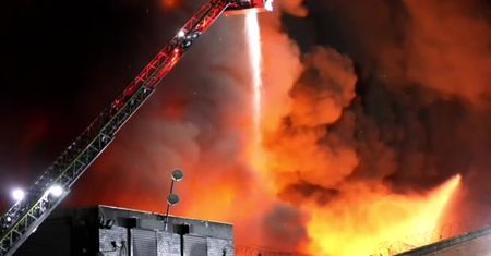 Pożar w dzielnicy przemysłowej Manchesteru. Ogień gaszono z podnośnika