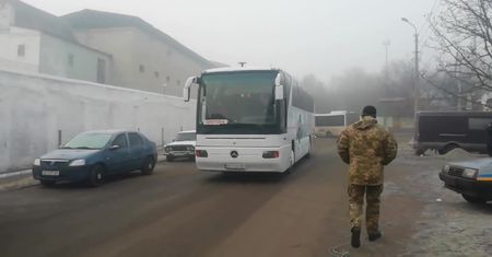 87 separatystów za 55 Ukraińców. Trwa wymiana jeńców w Donbasie